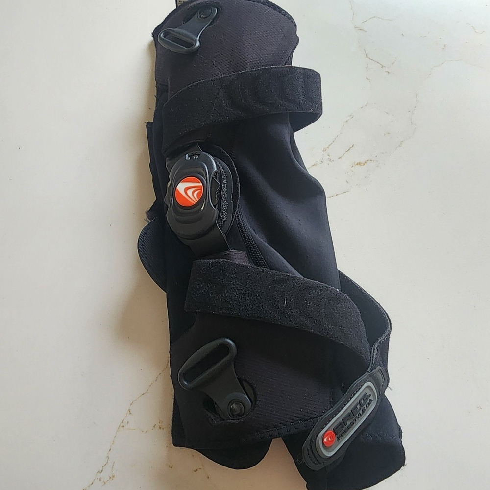 Breg Freestyle Knee Brace Right Leg Medium